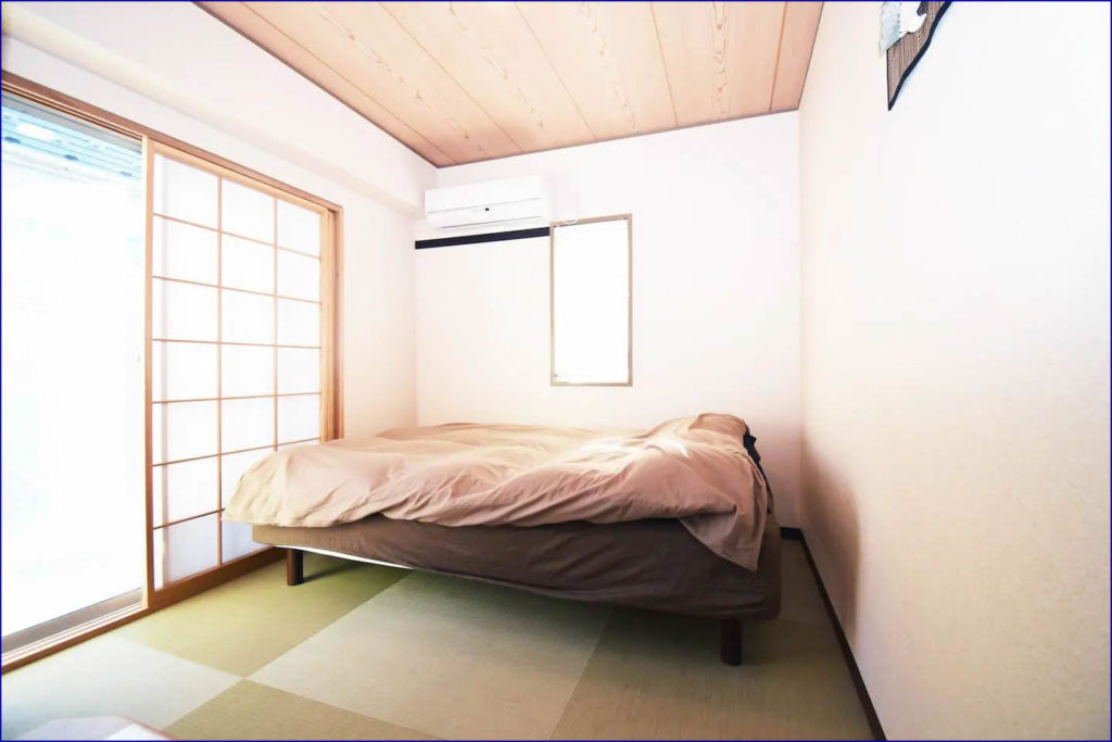 ホステル（ゲストハウス[日本]/ドミトリー）の個室 ゲスト3人 ワンルーム ベッド2台 2共用バスルーム