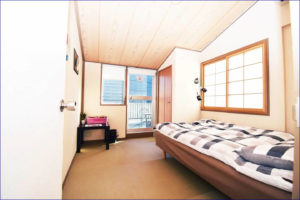 ホステル（ゲストハウス[日本]/ドミトリー）の個室 ゲスト3人 ワンルーム ベッド1台 2共用バスルーム