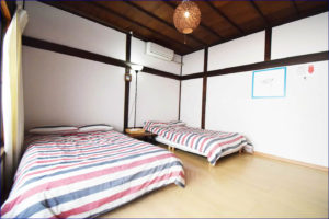 ホステル（ゲストハウス[日本]/ドミトリー）の個室 ゲスト4人 ワンルーム ベッド2台 2共用バスルーム