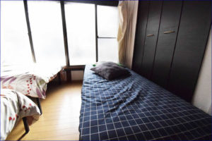 ホステル（ゲストハウス[日本]/ドミトリー）の個室 ゲスト3人 ワンルーム ベッド3台 2共用バスルーム