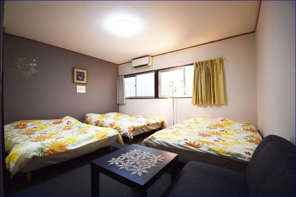 ホステル（ゲストハウス[日本]/ドミトリー）の個室 ゲスト5人 ワンルーム ベッド3台 3共用バスルーム